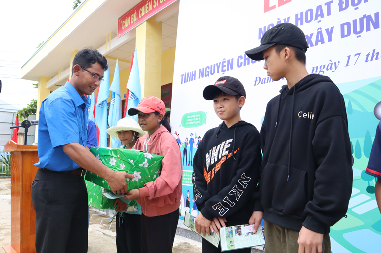 Tặng quà cho học sinh có hoàn cảnh khó khăn tại xã Đạ Long 