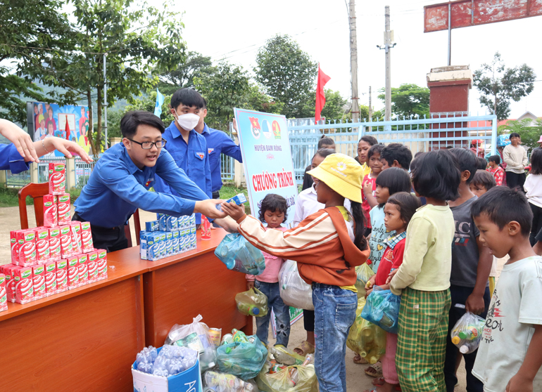 Đội hình sinh viên tình nguyện thực hiện chương trình đổi rác thải nhựa lấy sữa