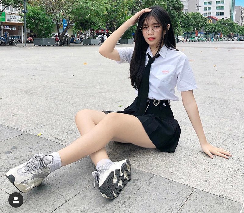 Bức ảnh ngồi vui chơi bên vỉa hè, nàng nữ sinh gây sốt mạng xã hội quốc tế và được gọi là "hot girl kiếng cận" xinh đẹp đến từ Việt Nam. 