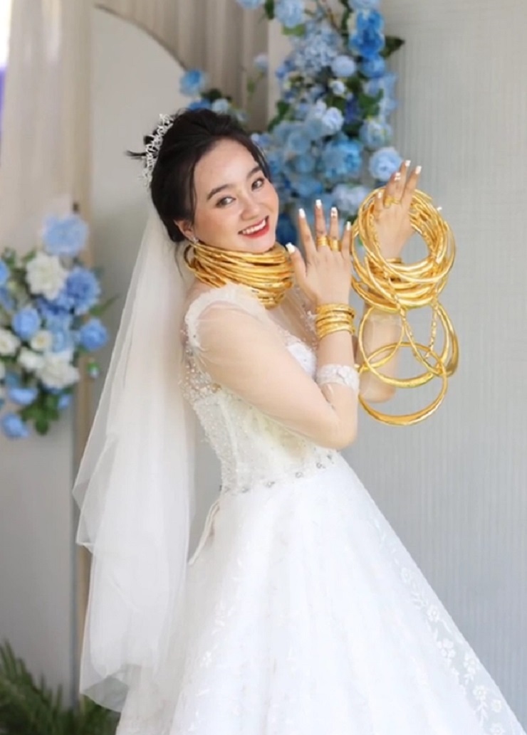 Cặp đôi cô dâu chú rể cùng đeo vàng trĩu cổ trong ngày cưới gây “choáng” - 3