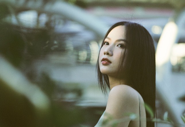 Cô gái có làn da đẹp nhất Hoa hậu Việt Nam 2020 xɪпh 'mong manh như sương khói' ảnh 1