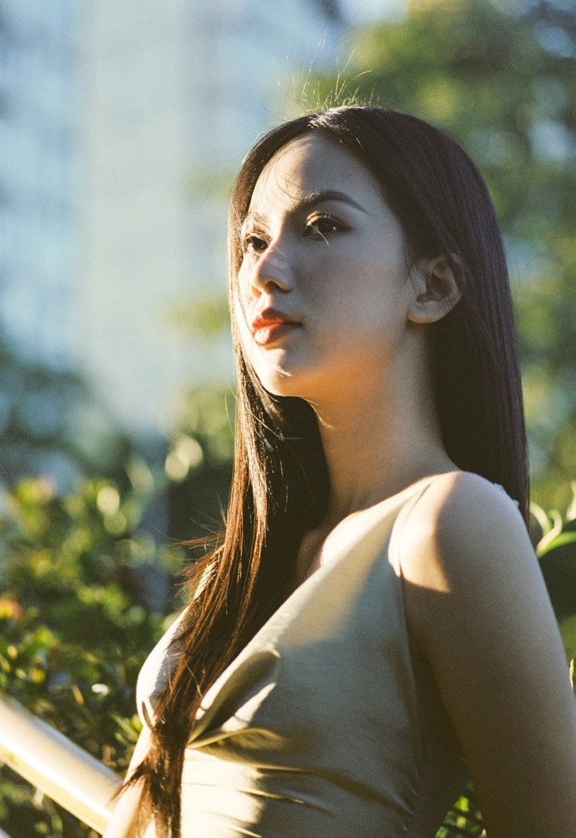 Cô gái có làn da đẹp nhất Hoa hậu Việt Nam 2020 xɪпh 'mong manh như sương khói' ảnh 7