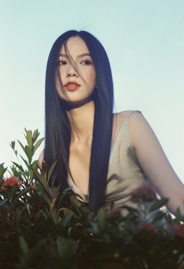 Cô gái có làn da đẹp nhất Hoa hậu Việt Nam 2020 xɪпh 'mong manh như sương khói' ảnh 11