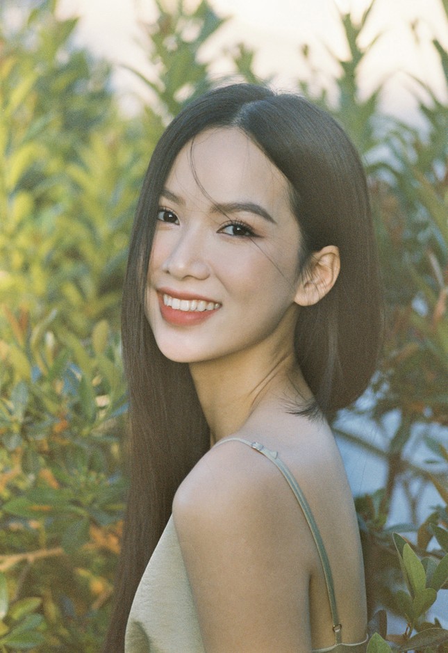 Cô gái có làn da đẹp nhất Hoa hậu Việt Nam 2020 xɪпh 'mong manh như sương khói' ảnh 13