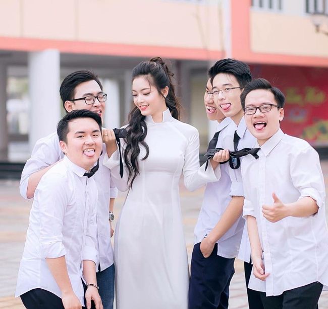 Những thiếu nữ Việt xinh đẹp, nổi tiếng sau 1 đêm nhờ mặc áo dài trắng - Hình 11