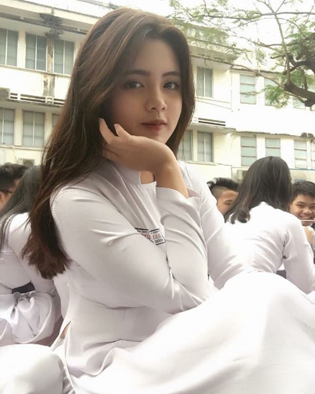 Những thiếu nữ Việt xinh đẹp, nổi tiếng sau 1 đêm nhờ mặc áo dài trắng - Hình 1
