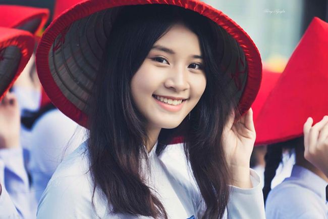 Những thiếu nữ Việt xinh đẹp, nổi tiếng sau 1 đêm nhờ mặc áo dài trắng - Hình 18