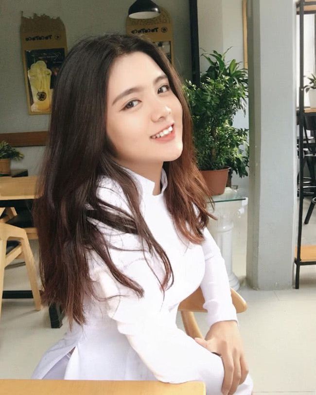 Những thiếu nữ Việt xinh đẹp, nổi tiếng sau 1 đêm nhờ mặc áo dài trắng - Hình 2