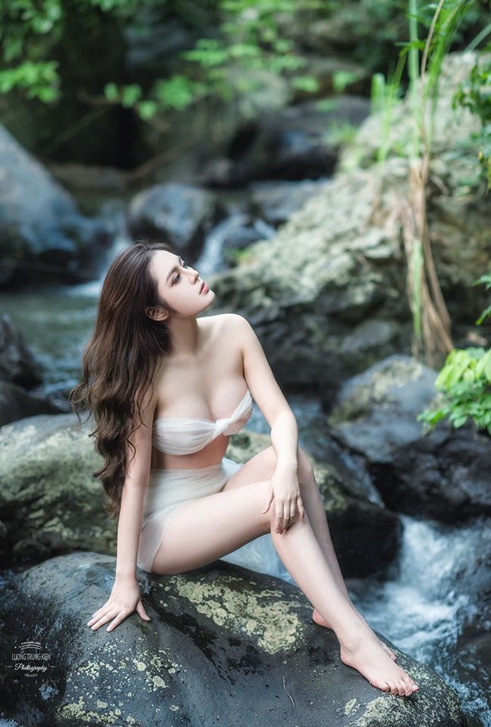 Bỏ thi Hoa Hậu Hoàn Vũ Việt Nam 2019, cô nàng hot girl Về nhà đi con tung ảnh gợi cảm giữa núi rừng - Ảnh 6.