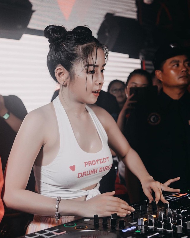 Mặt xinh dáng chuẩn nhưng lại ngại ăn mặc sexy, nữ DJ đang gây xôn xao ở Rap Việt thu hút sự chú ý của cộng đồng mạng - Ảnh 1.