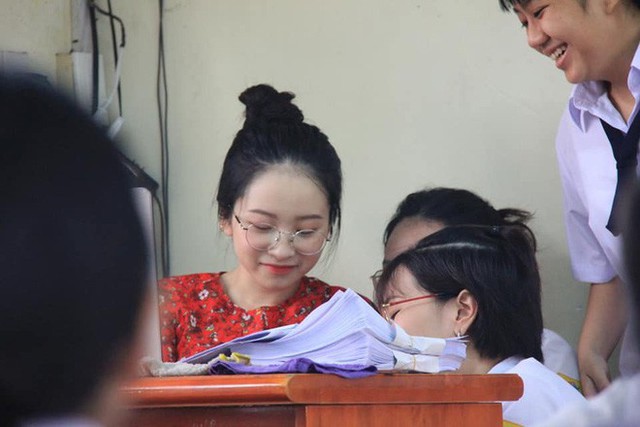 Bị chụp lén, cô giáo thực tập với gương mặt baby như học sinh bất ngờ nổi như cồn - Ảnh 3.