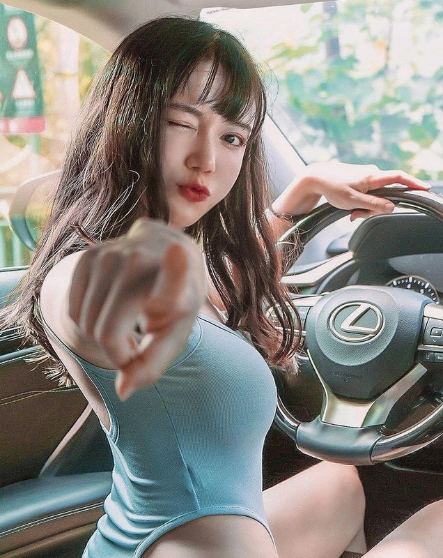 Hot girl xinh dep dien bikini khoe dang boc lua trong xe sang-Hinh-2